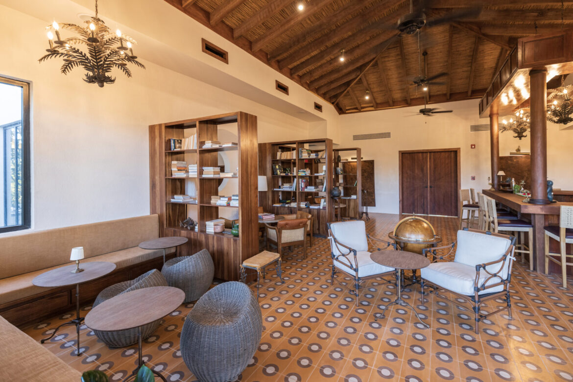 itzanaresort0104-2-biblio-bar