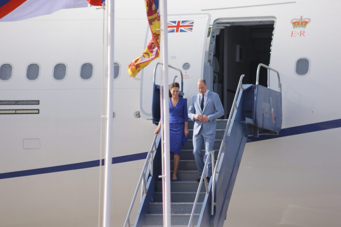 deplane-prince-william-kate-belize-caribbean-tour-2022