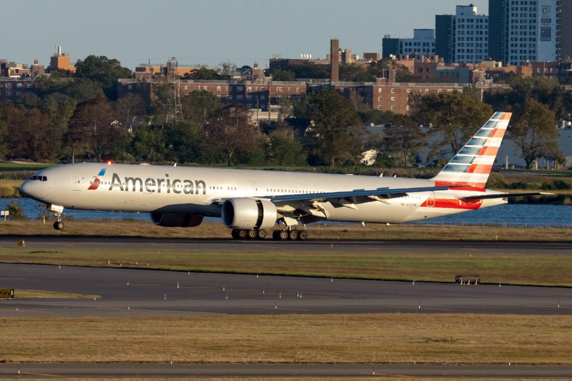 American-Airlines-Boeing-777-323ER-N727AN-2048x1365