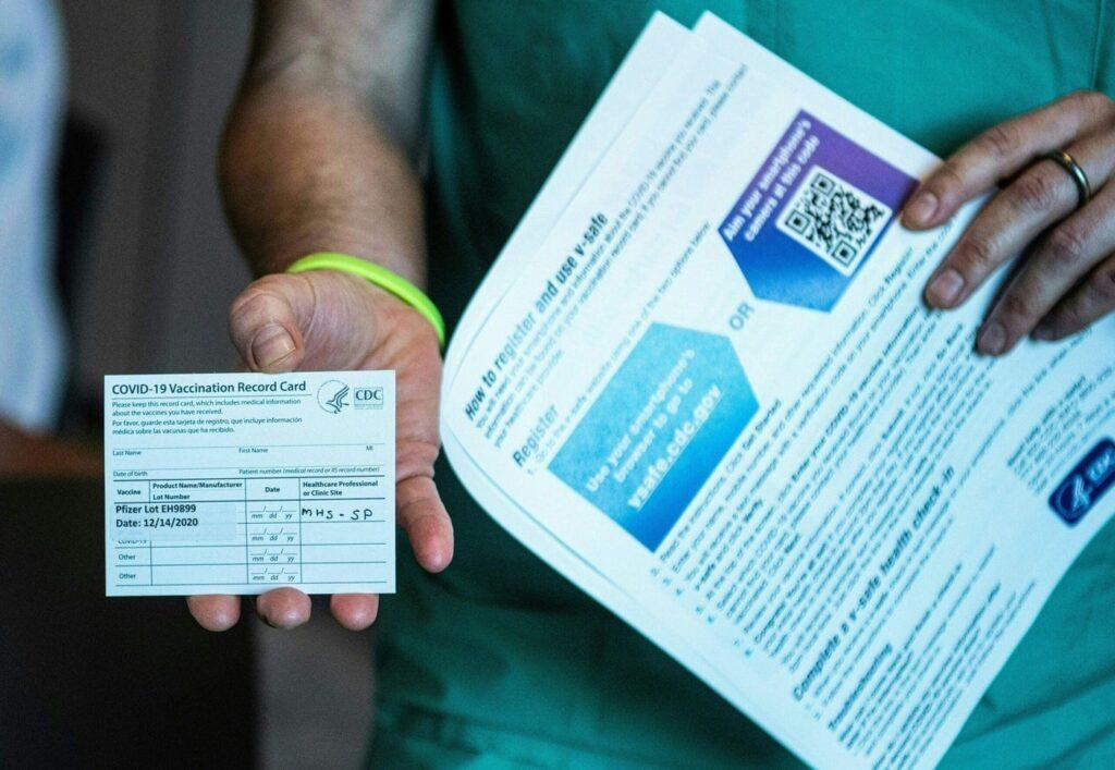 GettyImages-1230127807-vaccination-card-travel
