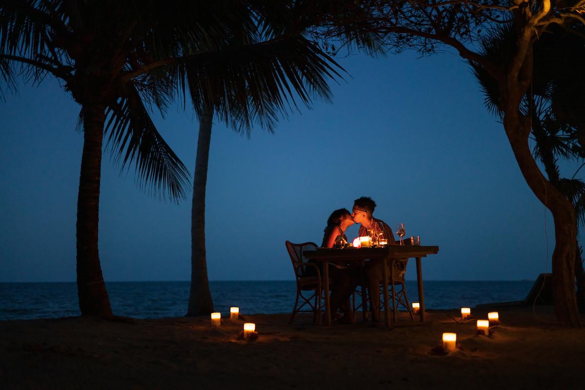 Itzana-kiss-couple-beach