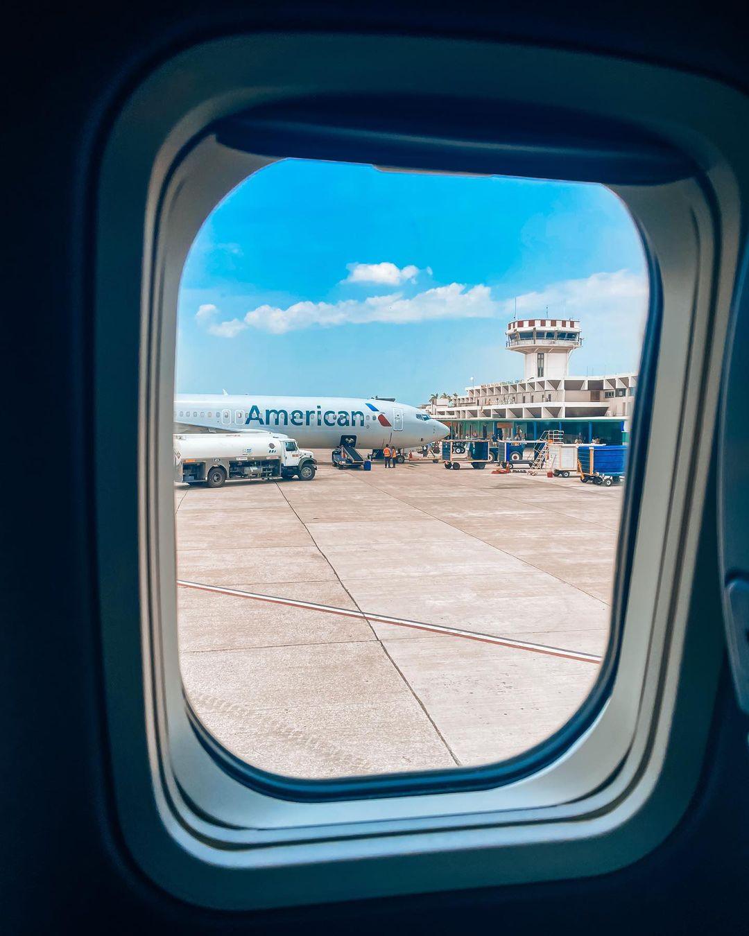 ROEming-Belize-airport-american-airline-plane