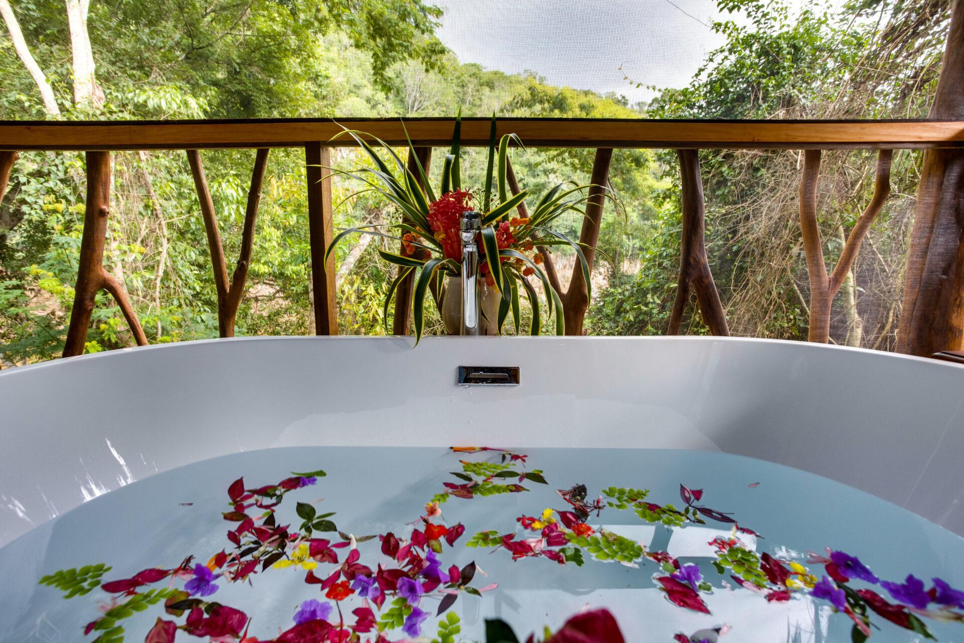 SSJL-Premier-Treehouse-Outdoor-Bathtub