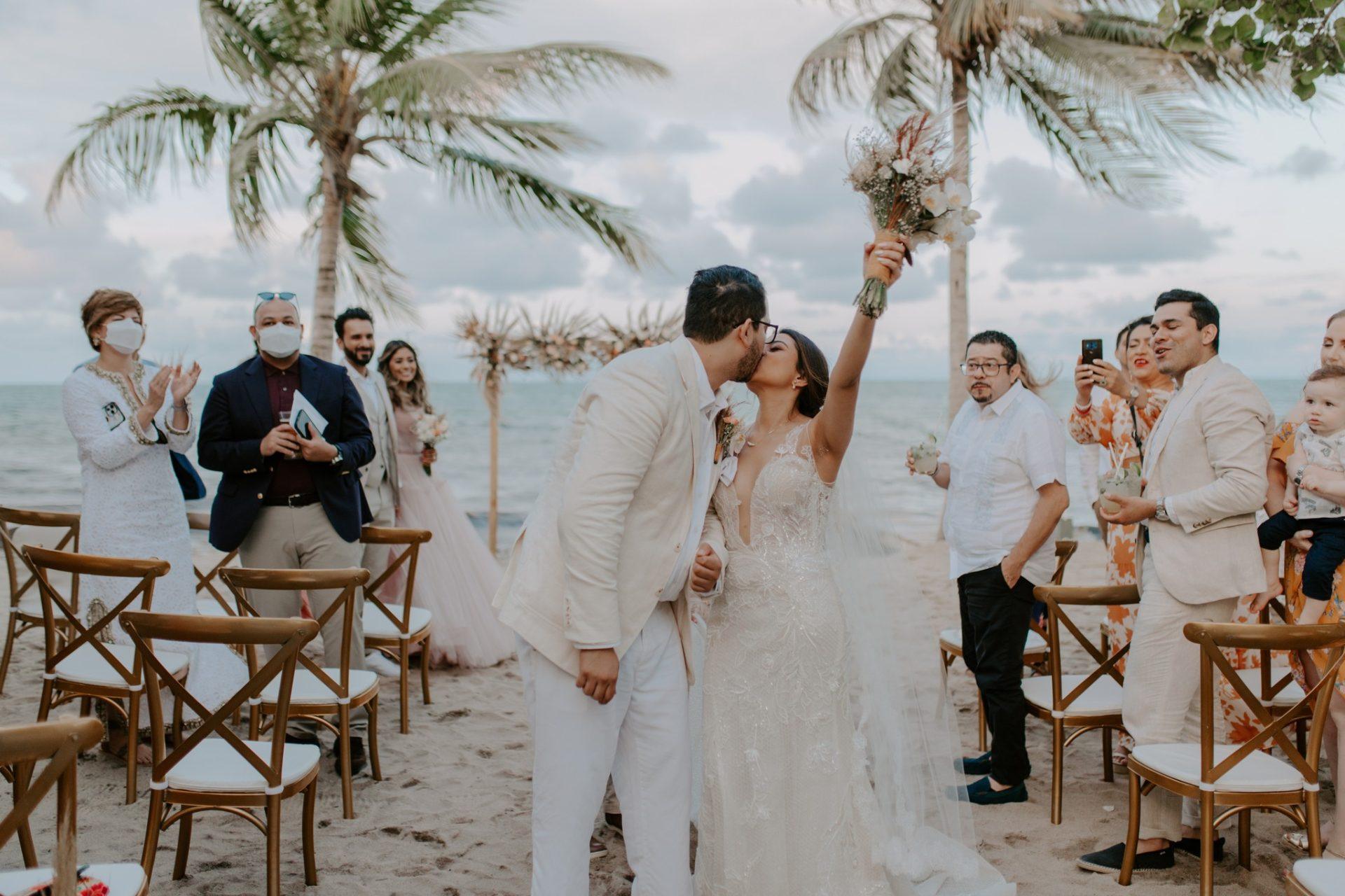 Sammy-Cifuentes-Fotografia-couple-destination-beach-wedding-belize-placencia-itzana