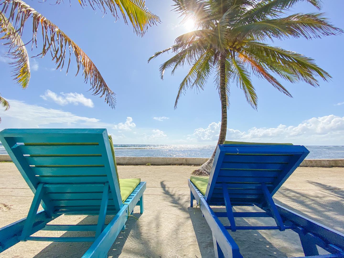blue-marlin-beach-lodge-belize-lounge-chairs