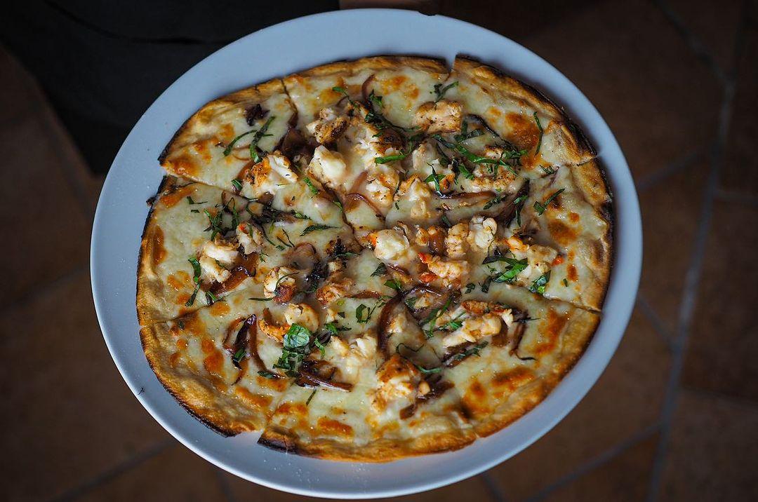 blue-water-grill-pizza