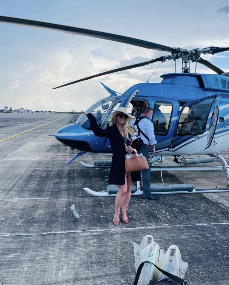 britney-spears-vacation-belize-caribbean-private-island-helicopter
