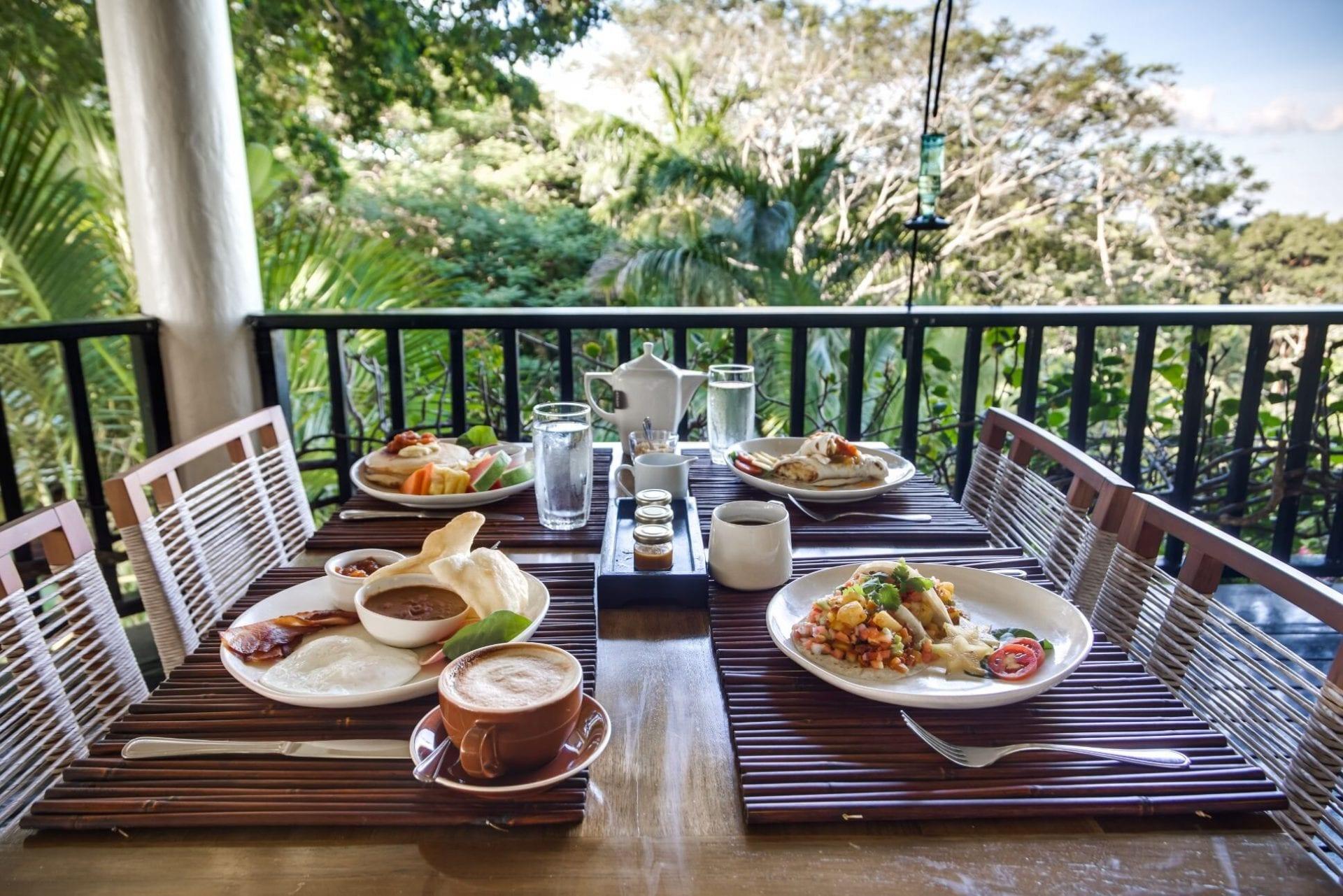 copal-tree-lodge-outdoor-dining