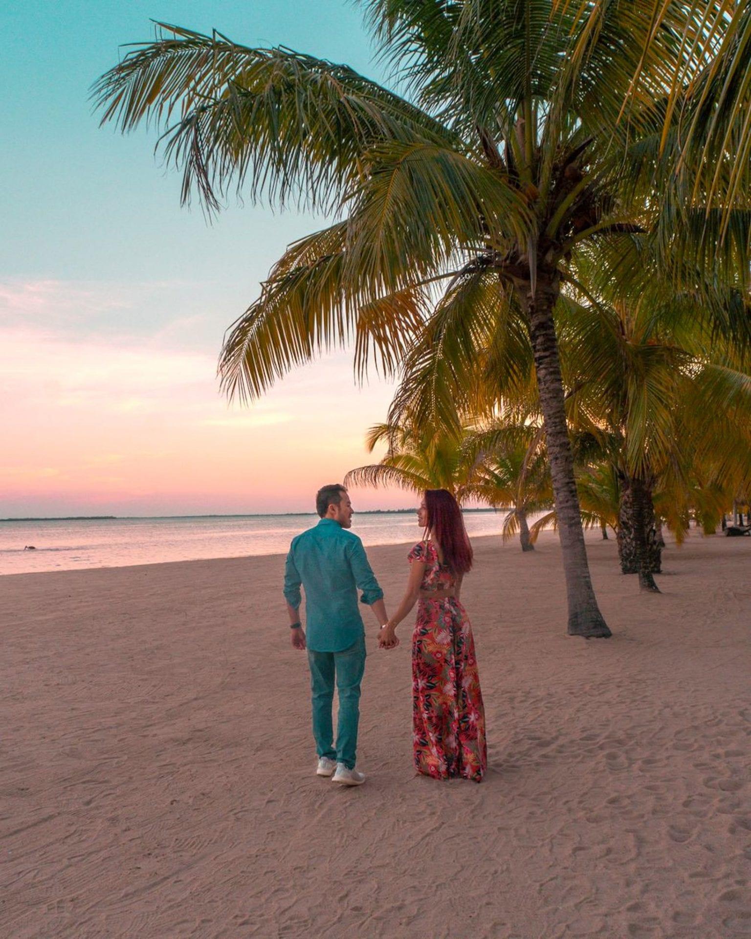 couple-romantic-placencia-muyono
