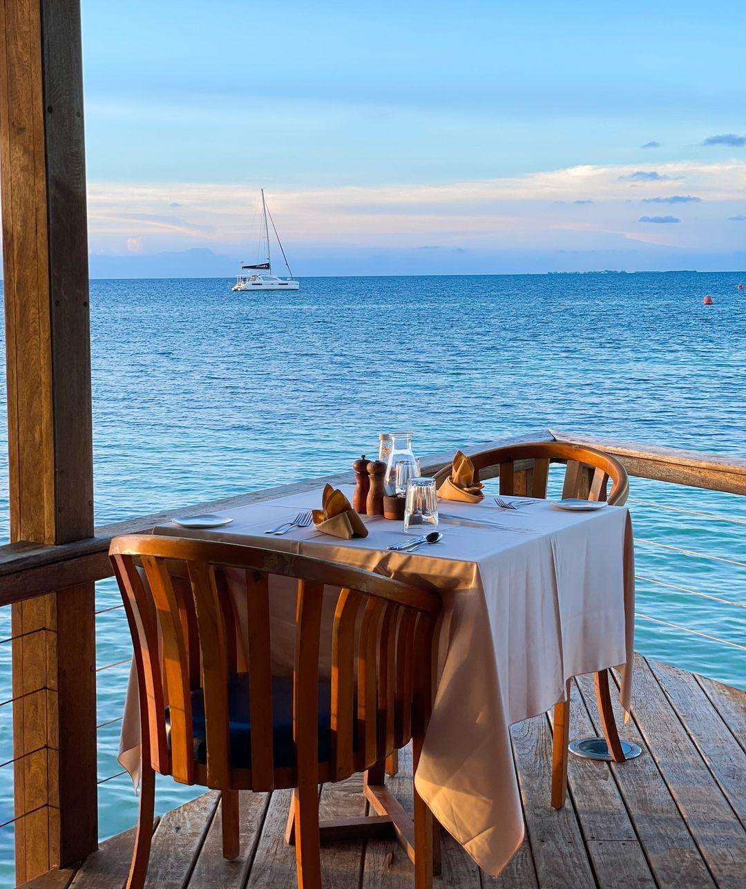 dinner-table-ray-caye-belize-island-resort
