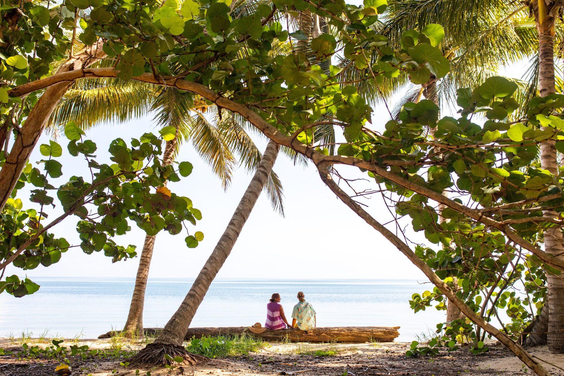 hamanasi-resort-belize-beach-couple5