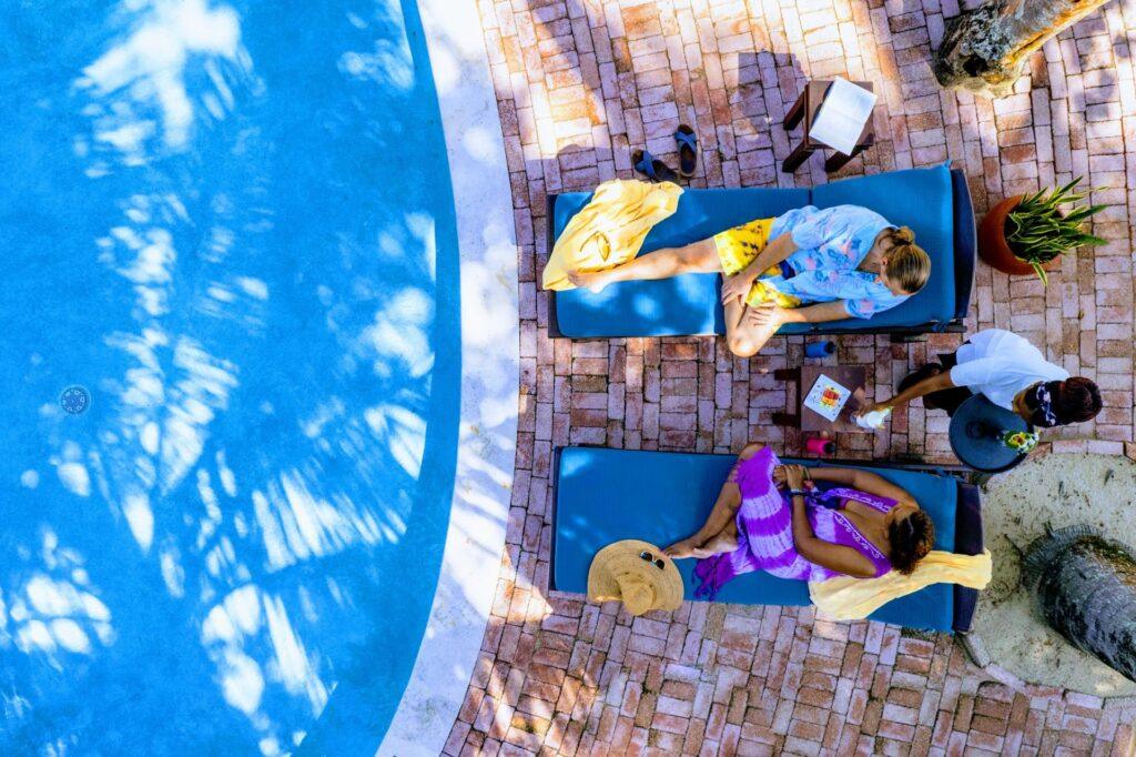 hamanasi-resort-belize-poolside-3
