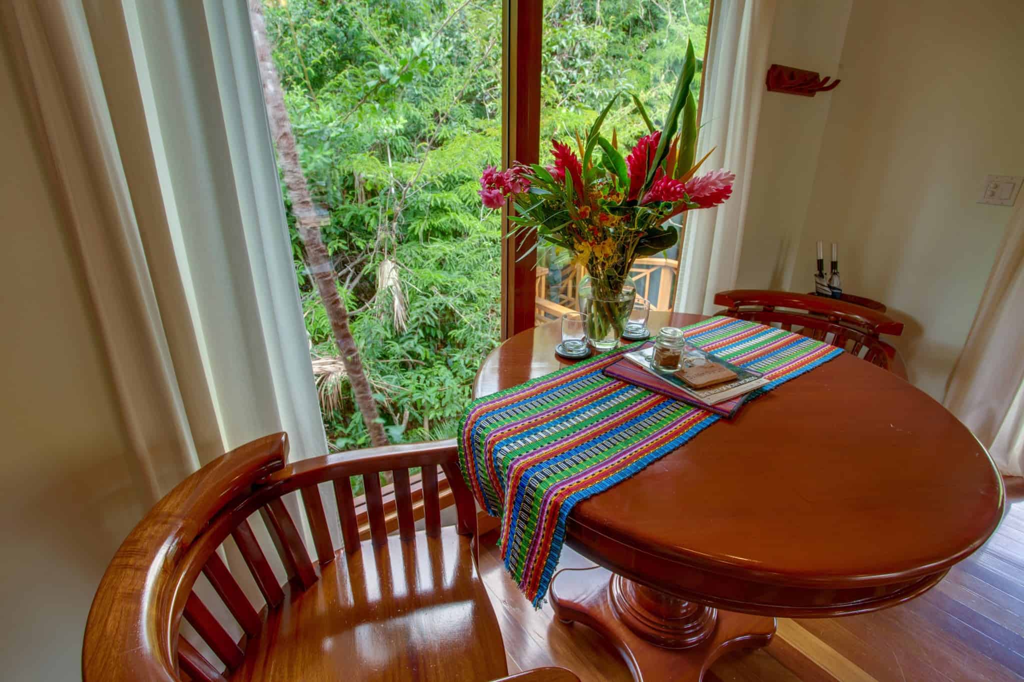 hamanasi-treehouse-hopkins-belize-table