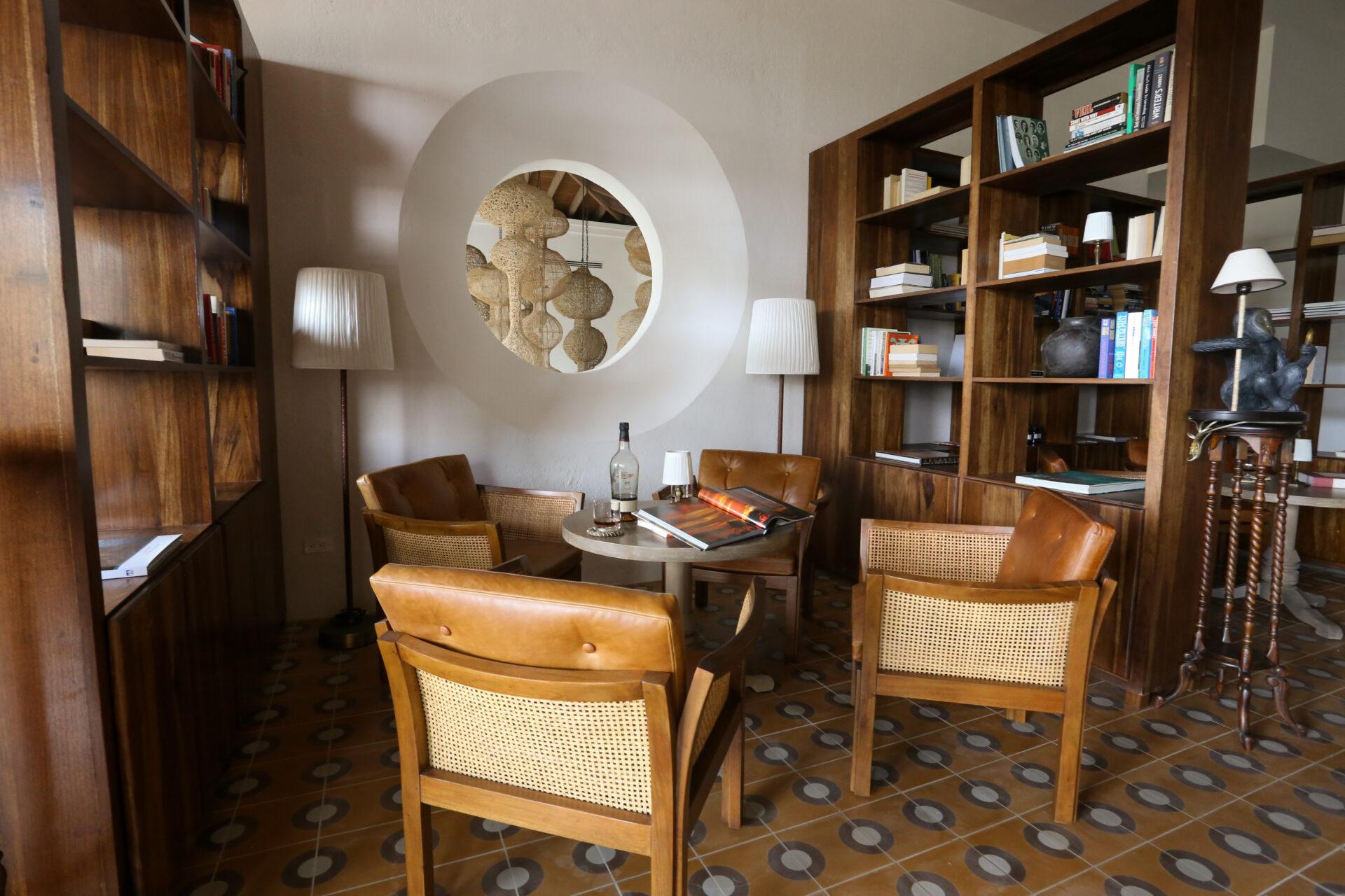 itzana-biblio-bar-placencia