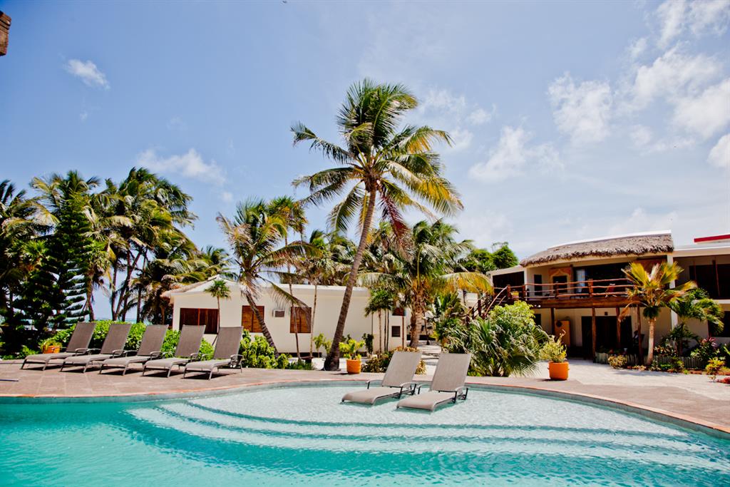 la-perla-pool-front