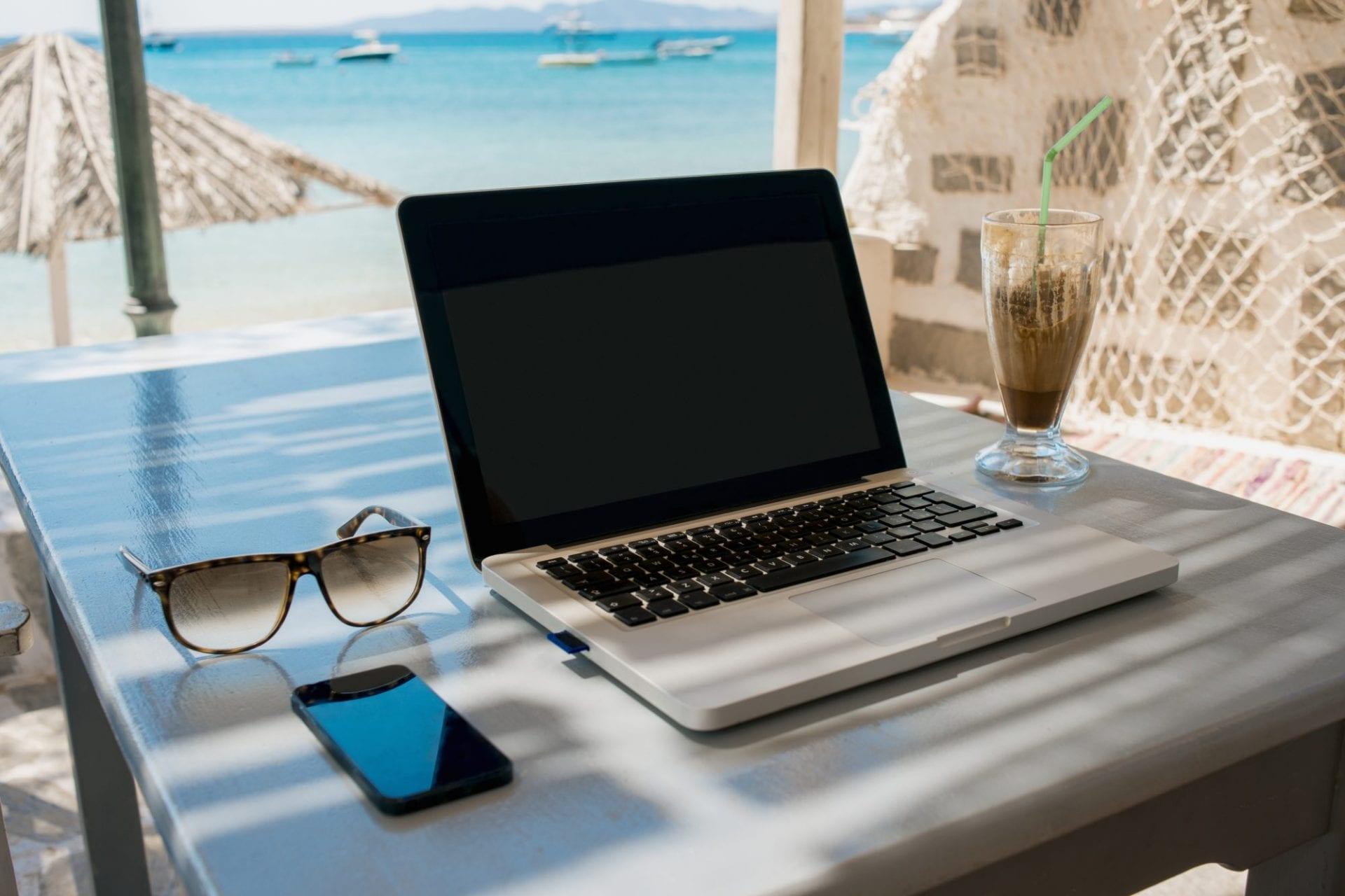 laptop-seaside