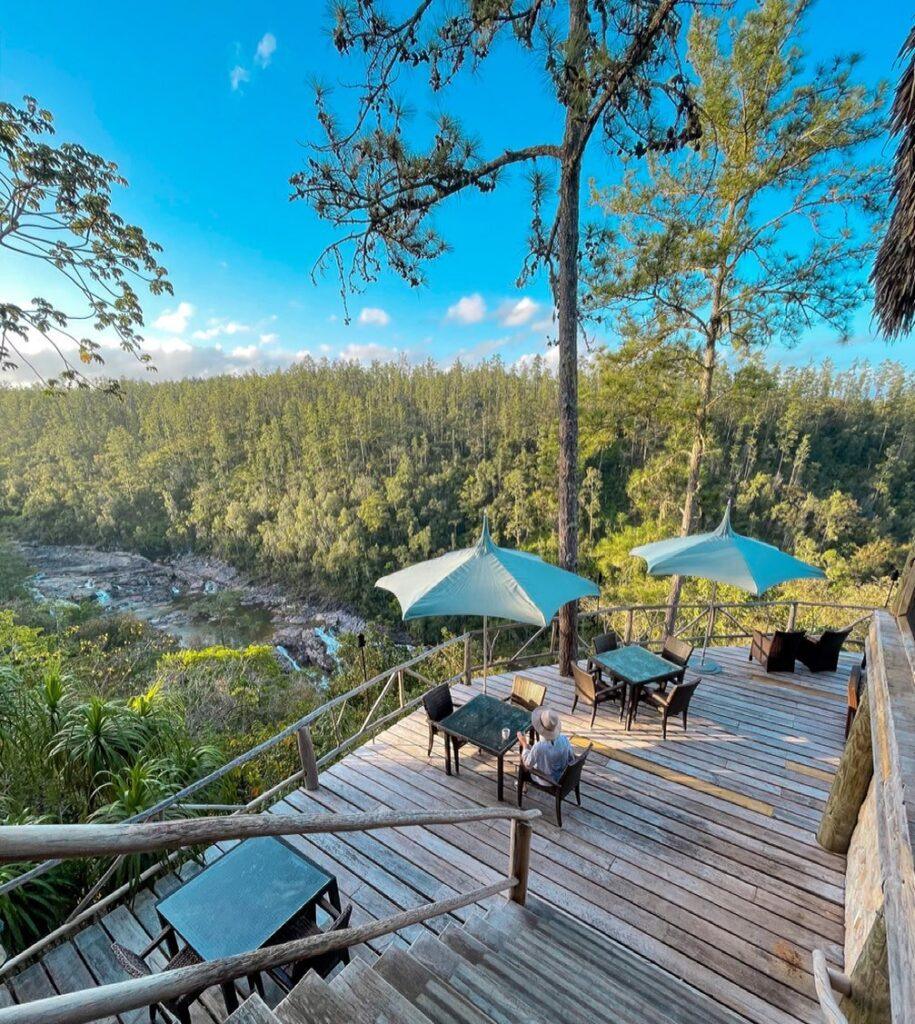 Listen to the sound of the cascades while dining at the Five Sisters Restaurant. Photo by ROEming Belize