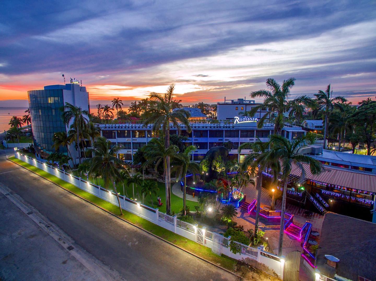 radisson-belize-city-outdoor-dining-sunset