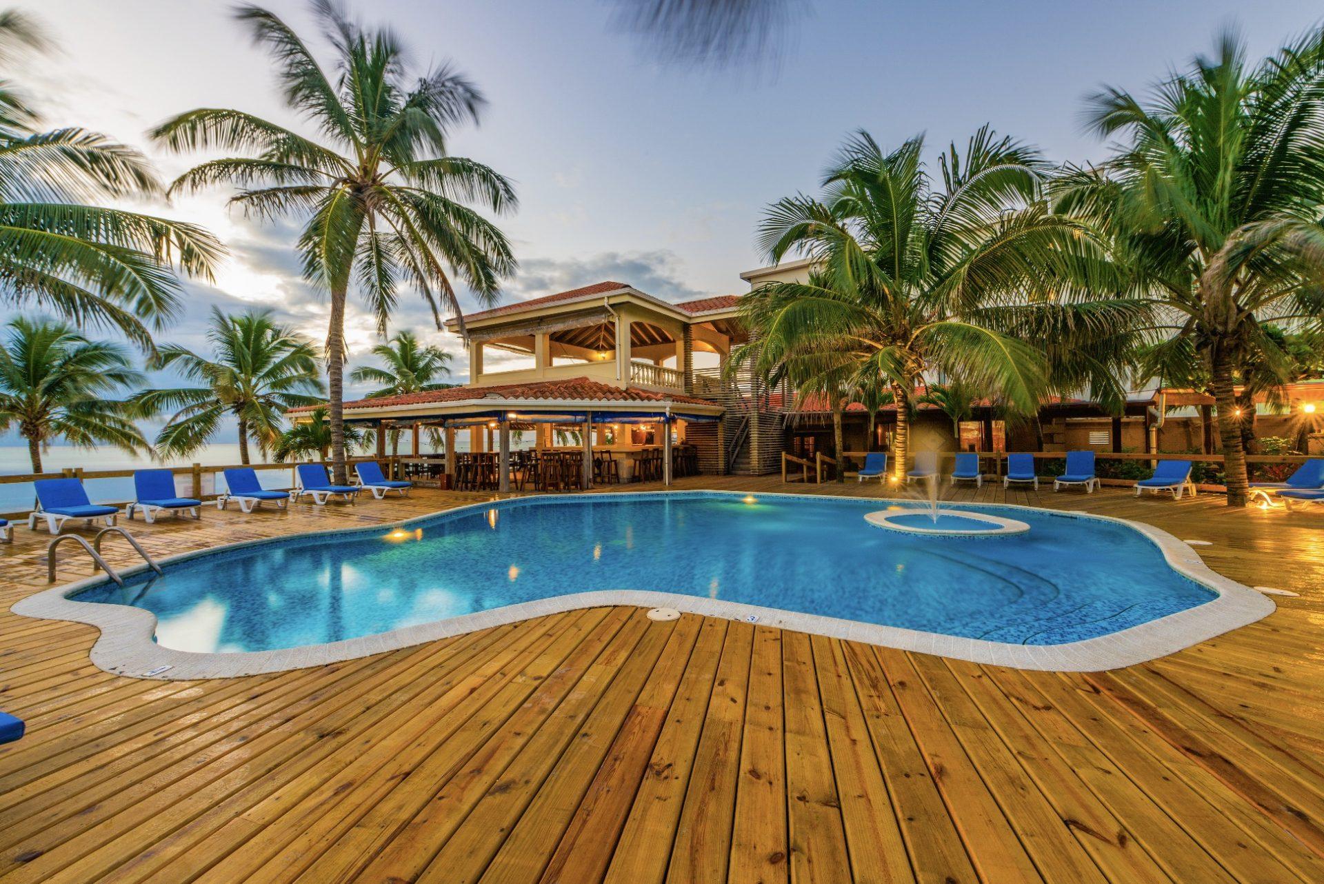 sunbreeze-hotel-evening-pool
