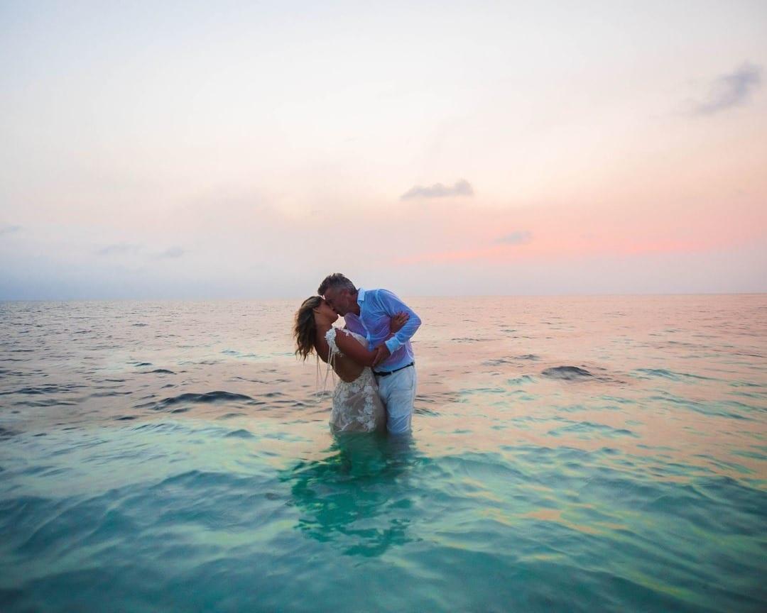 thatch-caye-muyono-resort-couple-elope