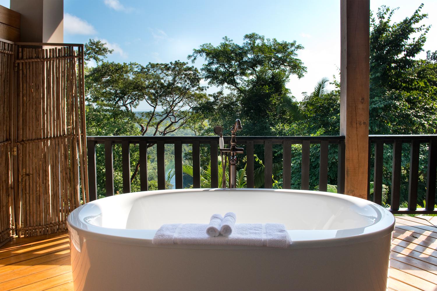 veranda_tub-canopy-suite-copal-tree-lodge-belize